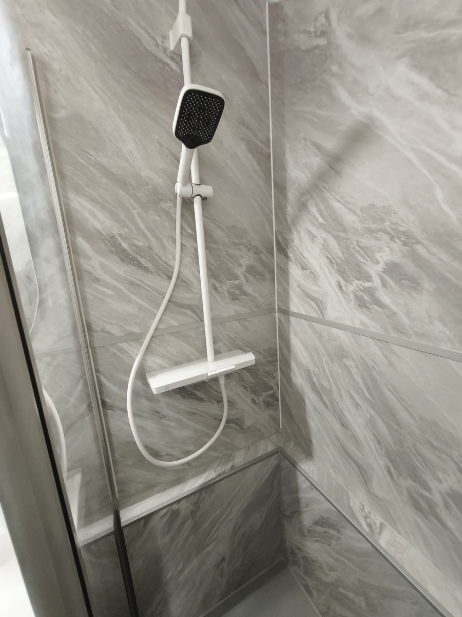 Colonne de douche blanche WasserKraft installée dans une douche claire