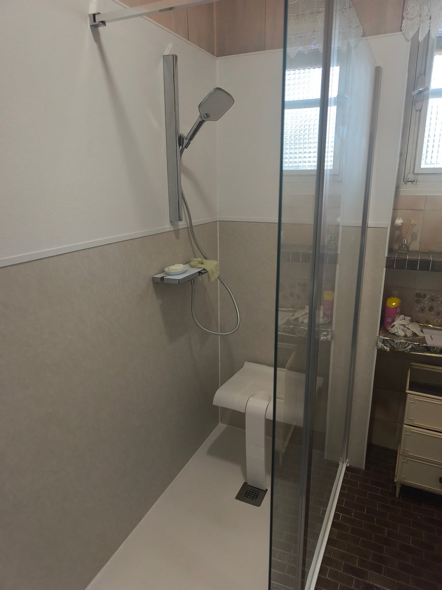 Ensemble de douche WasserKraft chromé dans une rénovation de salle de bain