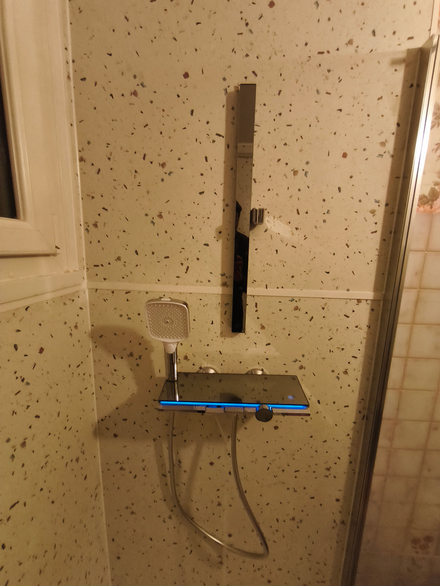 Colonne de douche WasserKraft avec affichage lumineux installée dans une douche