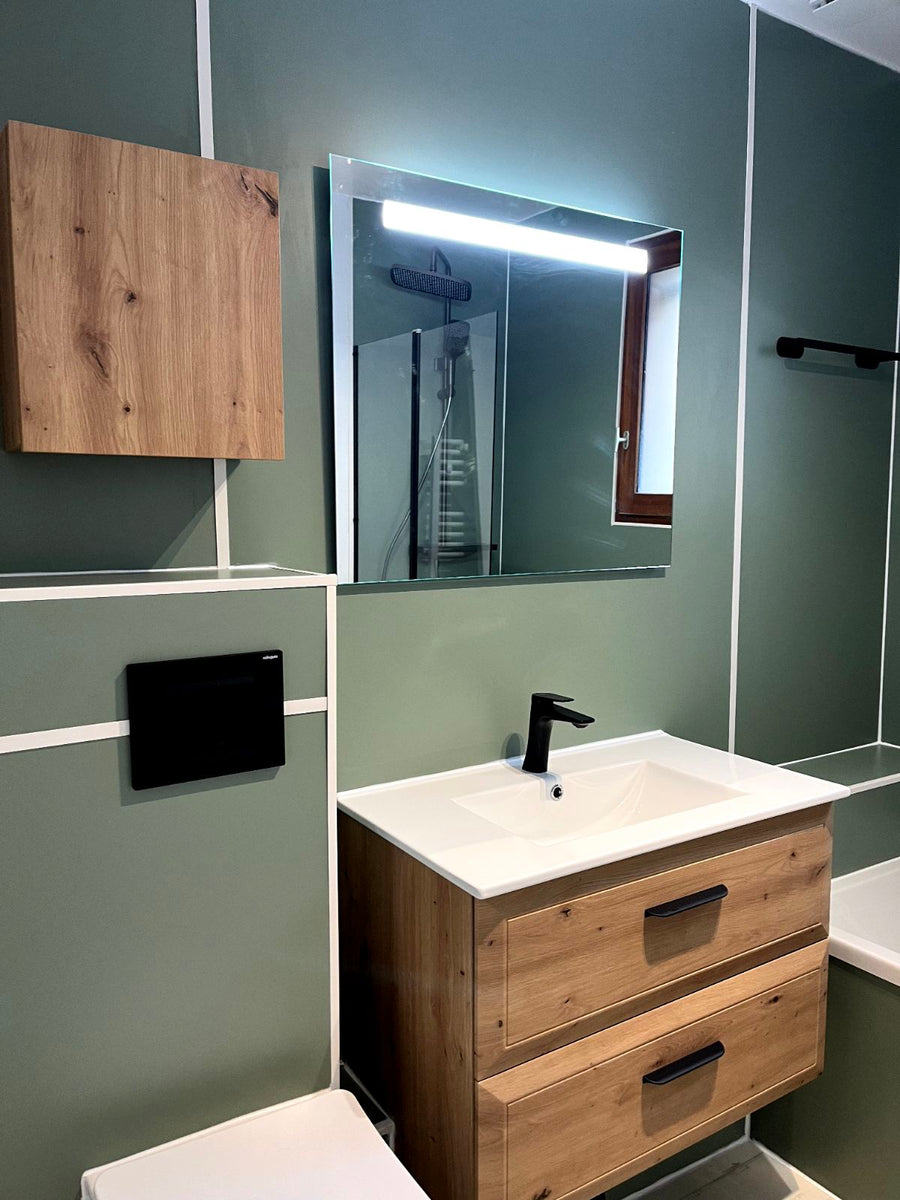Mitigeur lavabo noir WasserKraft installé sur un meuble bois