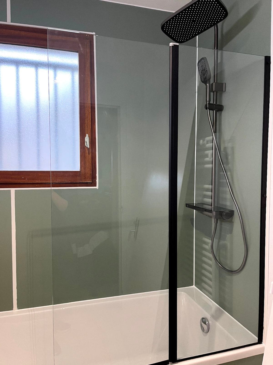 Colonne de douche noire WasserKraft installée dans une salle de bain avec paroi vitrée